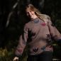 Preview: Wollpullover mit Tulpenmotiv Lila Tragebeispiel im Wald